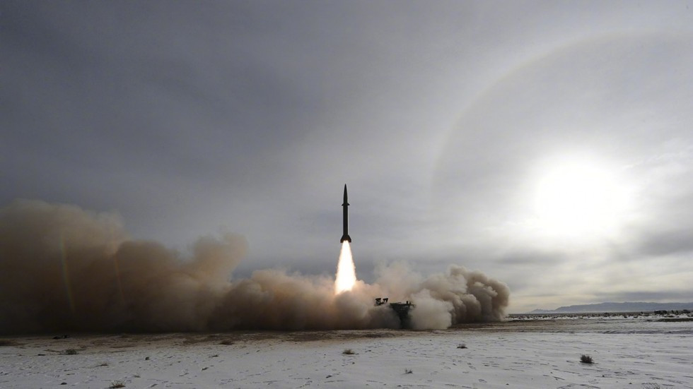  PLA phóng thử loại vũ khí được cho là tên lửa tầm ngắn tới tầm trung. Ảnh: AP