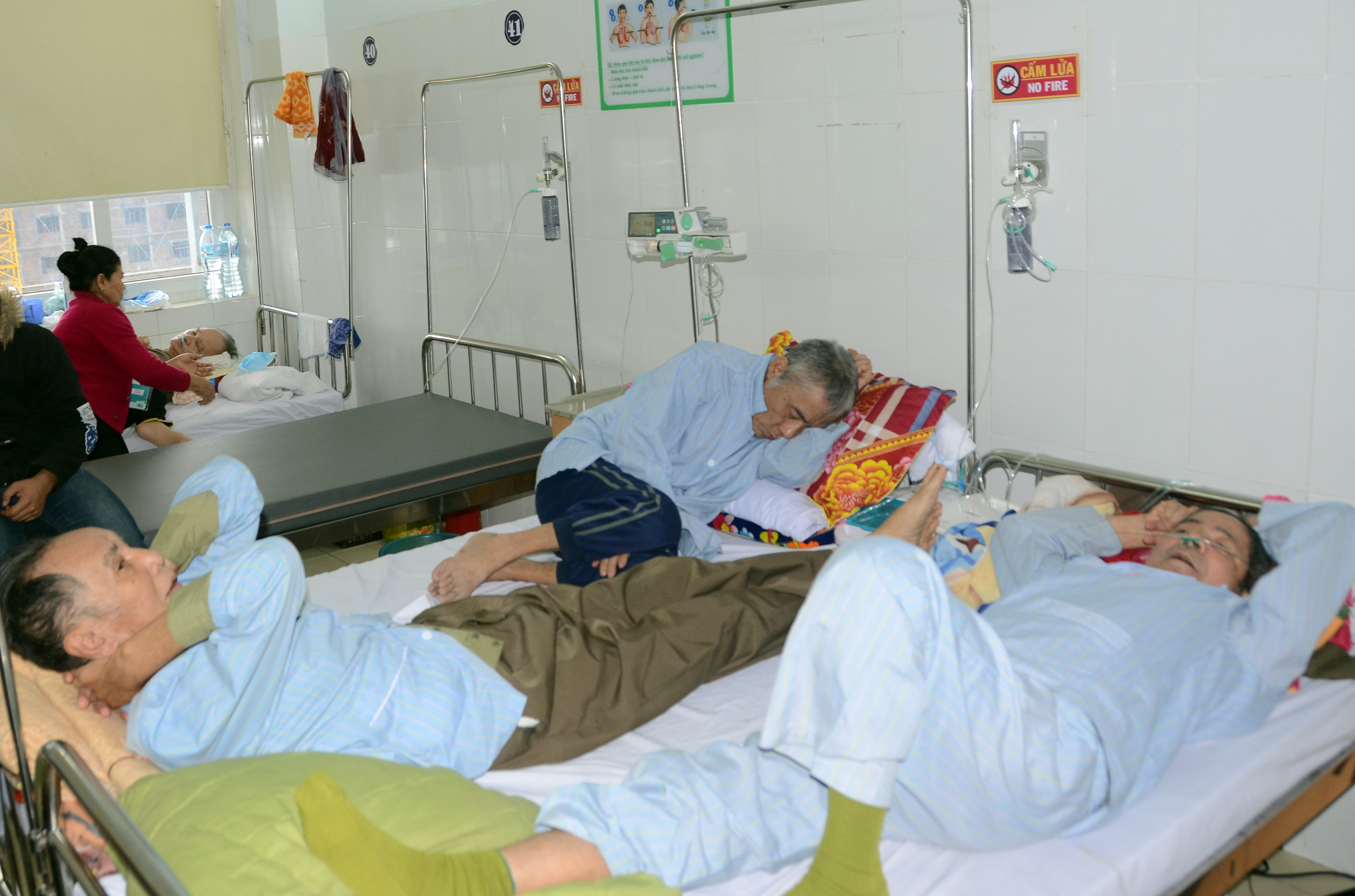 Khoa Dị ứng Hô hấp, Bệnh viện Hữu nghị Đa khoa tỉnh quá tải, hai giường nằm 3 người. Ảnh: Thành Chung