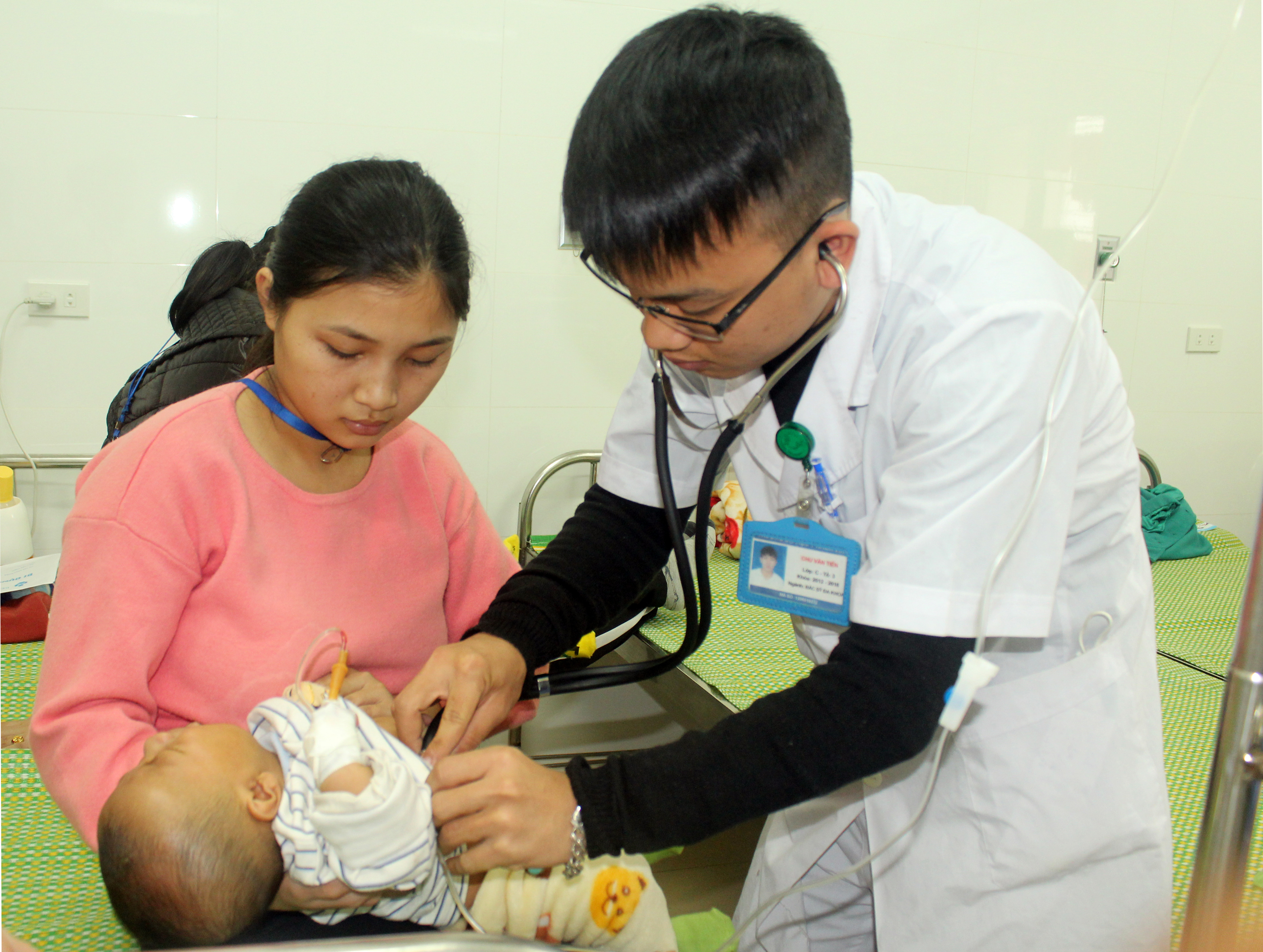 Bé Bùi Tuấn Kiện bị viêm phổi cấp đang được theo dõi, điều trị tại Khoa Hô Hấp, Bệnh viện Sản Nhi. Ảnh: Thanh Hoa