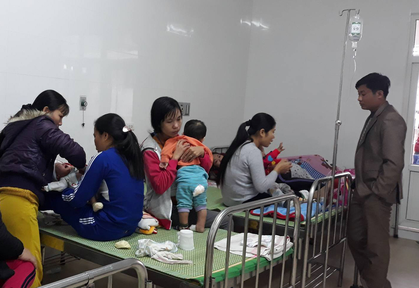 Nhiều trẻ nhập vào Bệnh viện Sản Nhi Nghệ An trong tình trạng bị bệnh viêm phổi nặng. Ảnh: Thanh Hoa