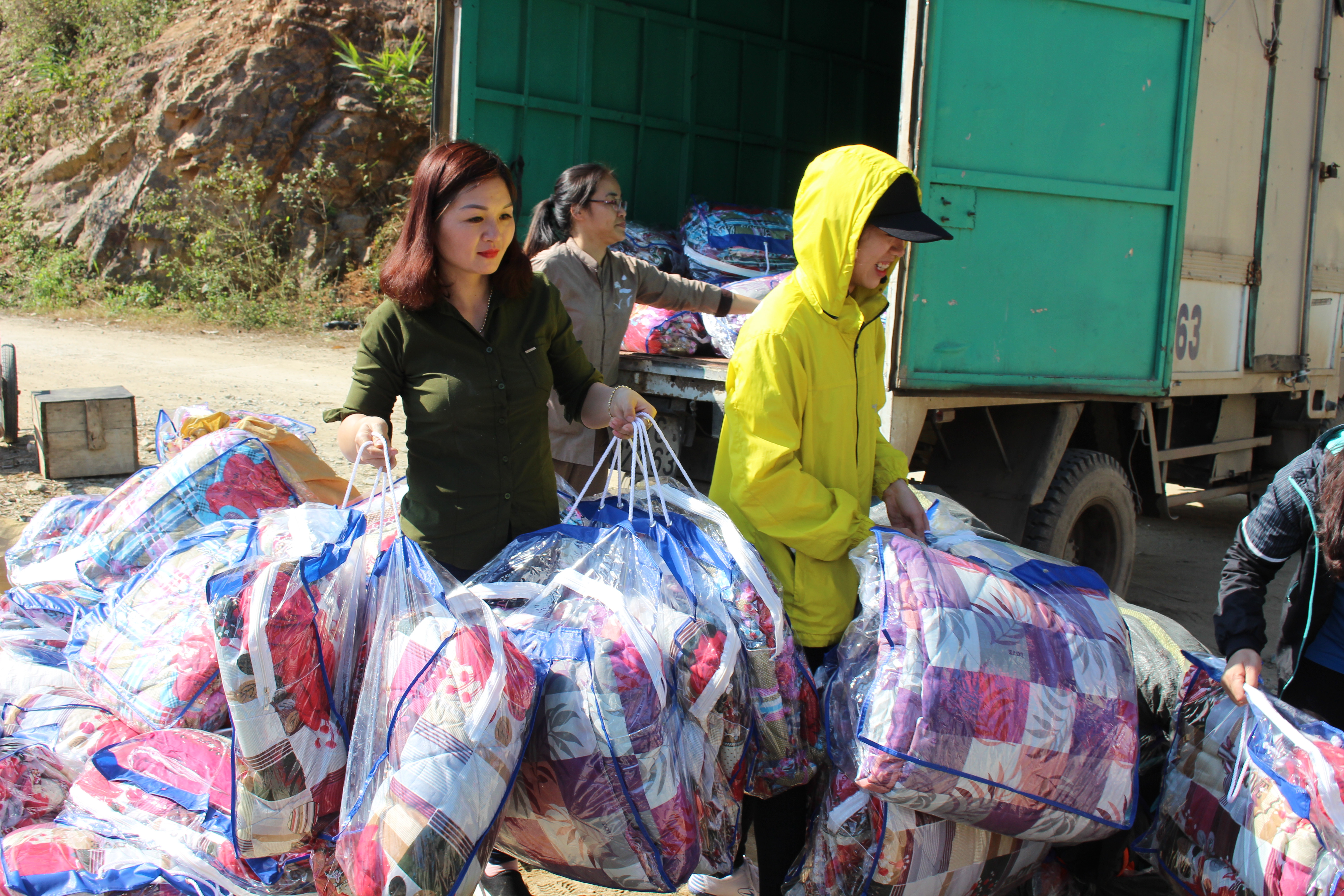 2.Cô Lê đang vận chuyển đồ đi tặng học sinh nghèo. Ảnh: Đình Tuân