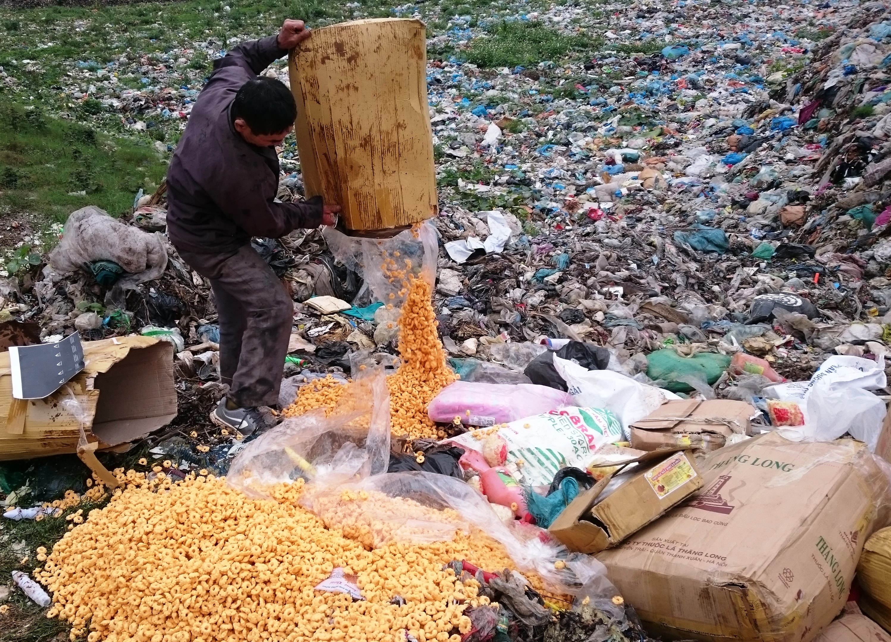 Thực phẩm bẩn được tiến hành tiêu hủy đúng quy trình, ảnh Hồng Quang