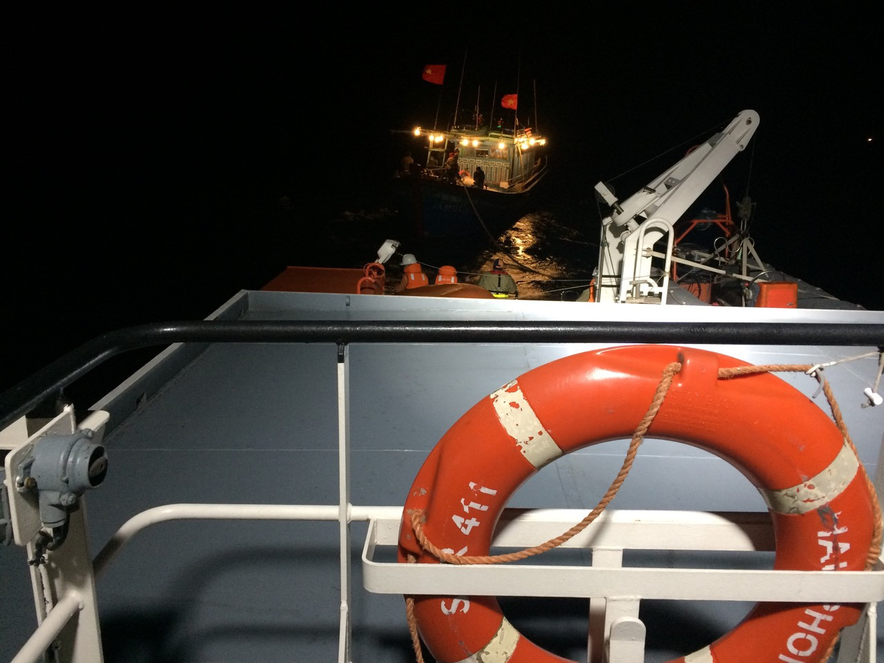 Tàu cứu nạn chuyên dụng SAR 411 tiếp cận cứu hộ tài cá, ảnh Hữu Lương