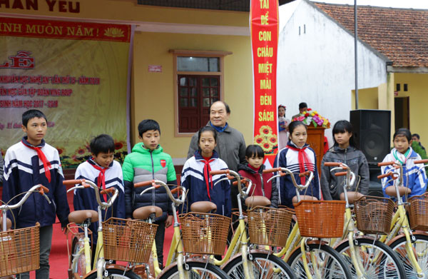 Hội Khuyến học tỉnh trao tặng xe đạp cho học sinh vượt khó của huyện Nghĩa Đàn. Ảnh - Mỹ Hà