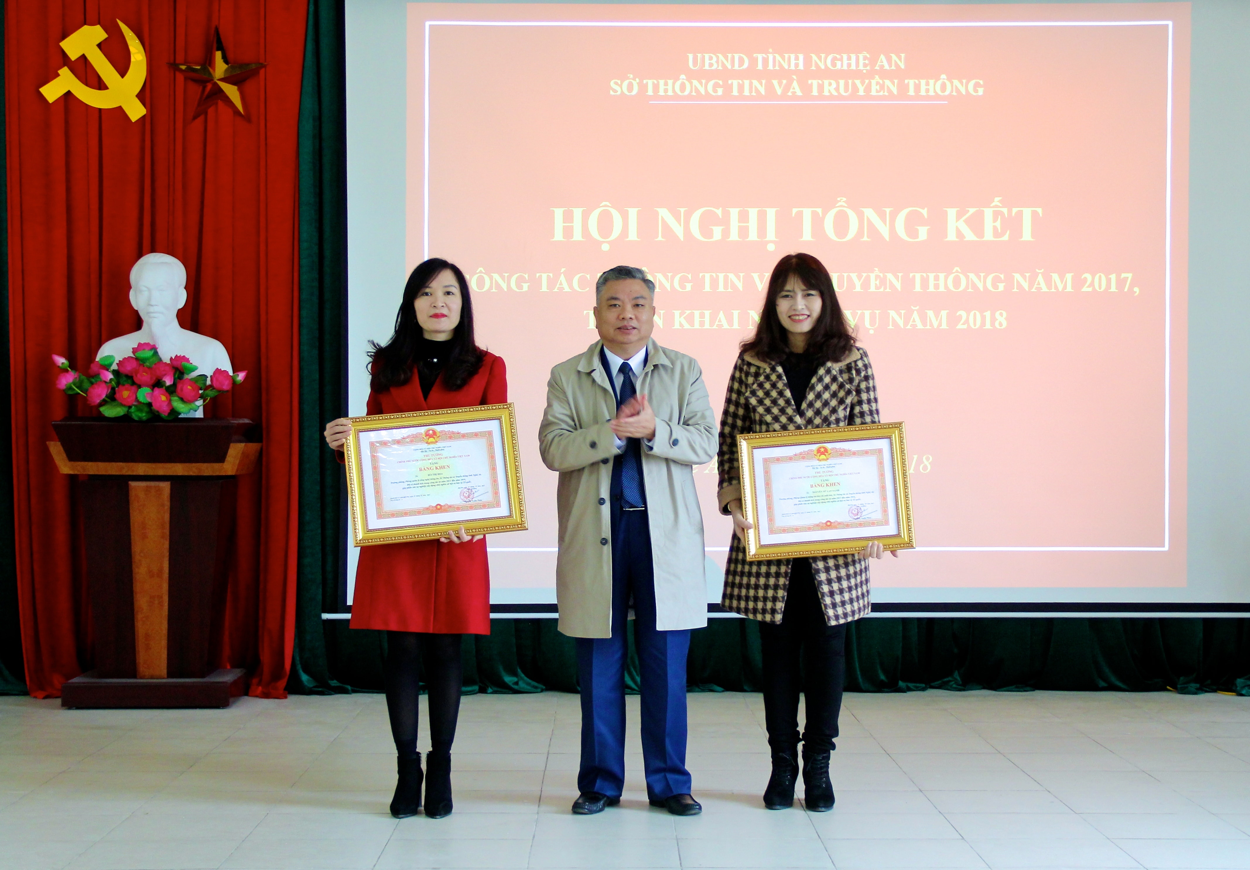 Trao tặng bằng khen của Thủ tướng Chính phủ cho hai cá nhân đạt thành tích xuất sắc trong công tác. Ảnh: Mỹ Nga.