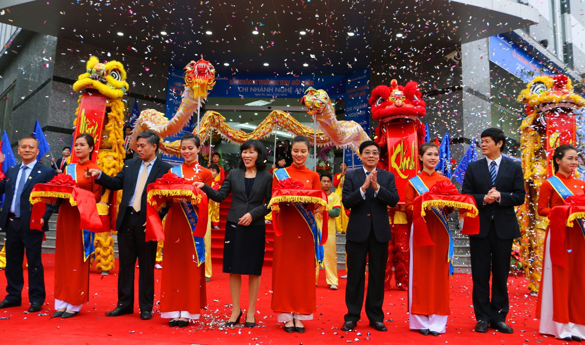 Lãnh đạo tỉnh và Hội đồng Quản trị Ngân hàng Sacombank cắt băng khánh thành trụ sở mới tại Nghệ An. Ảnh: Nguyễn Hải