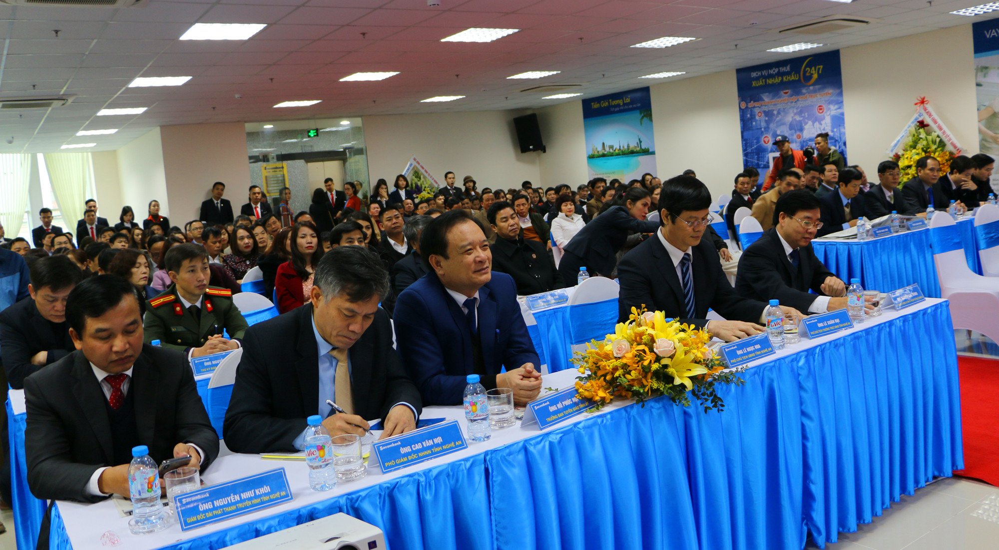 Đại biểu đại diện cho lãnh đạo tỉnh, Ngân hàng nhà nước và đông đảo khách hàng dự khai trương của Sacombank tại Nghệ An. Ảnh: Nguyễn Hải