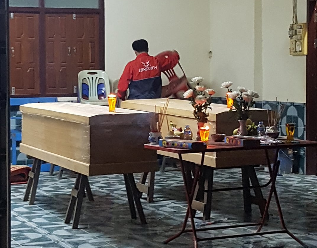 Thi thể hai nạn nhân được đưa về tại một nhà thờ ở tỉnh Chăm Pa Sắc (Lào). Ảnh: Đăng Châu 