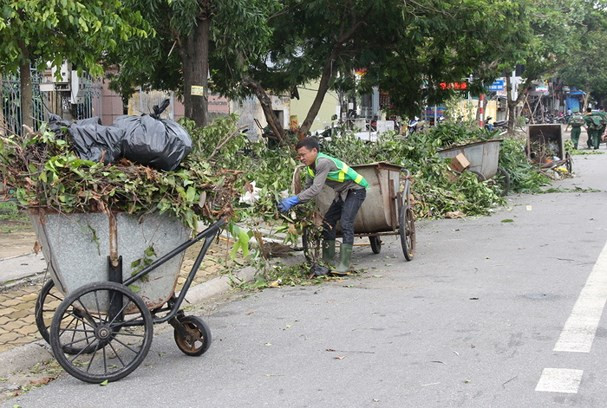 Công nhân Công ty CP Môi trường và Công trình đô thị Nghệ An dọn vệ sinh tại TP.Vinh. Ảnh tư liệu