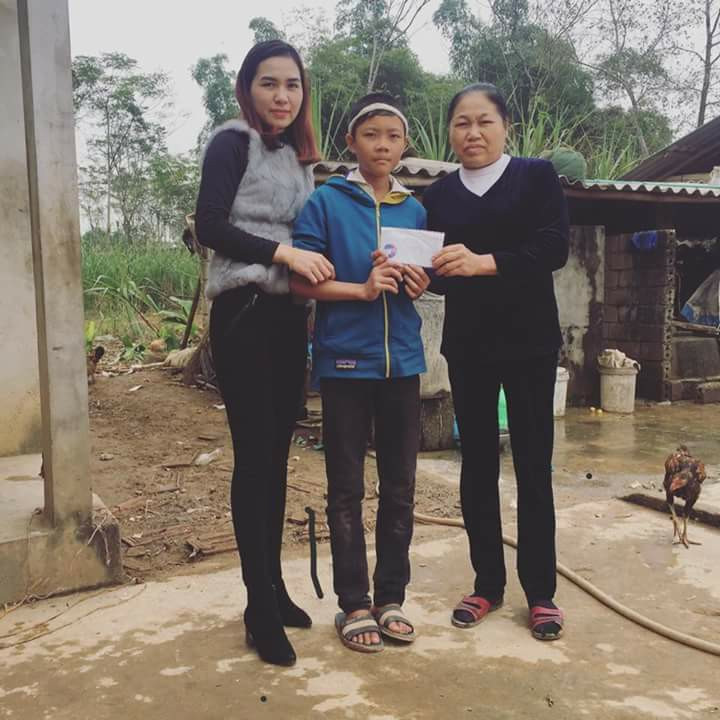 Thăm và trao số tiền ủng hộ cháu Chu Văn Long, xóm Trung Sơn, xã Phú Sơn (Tân Kỳ). Ảnh: Phương Hảo