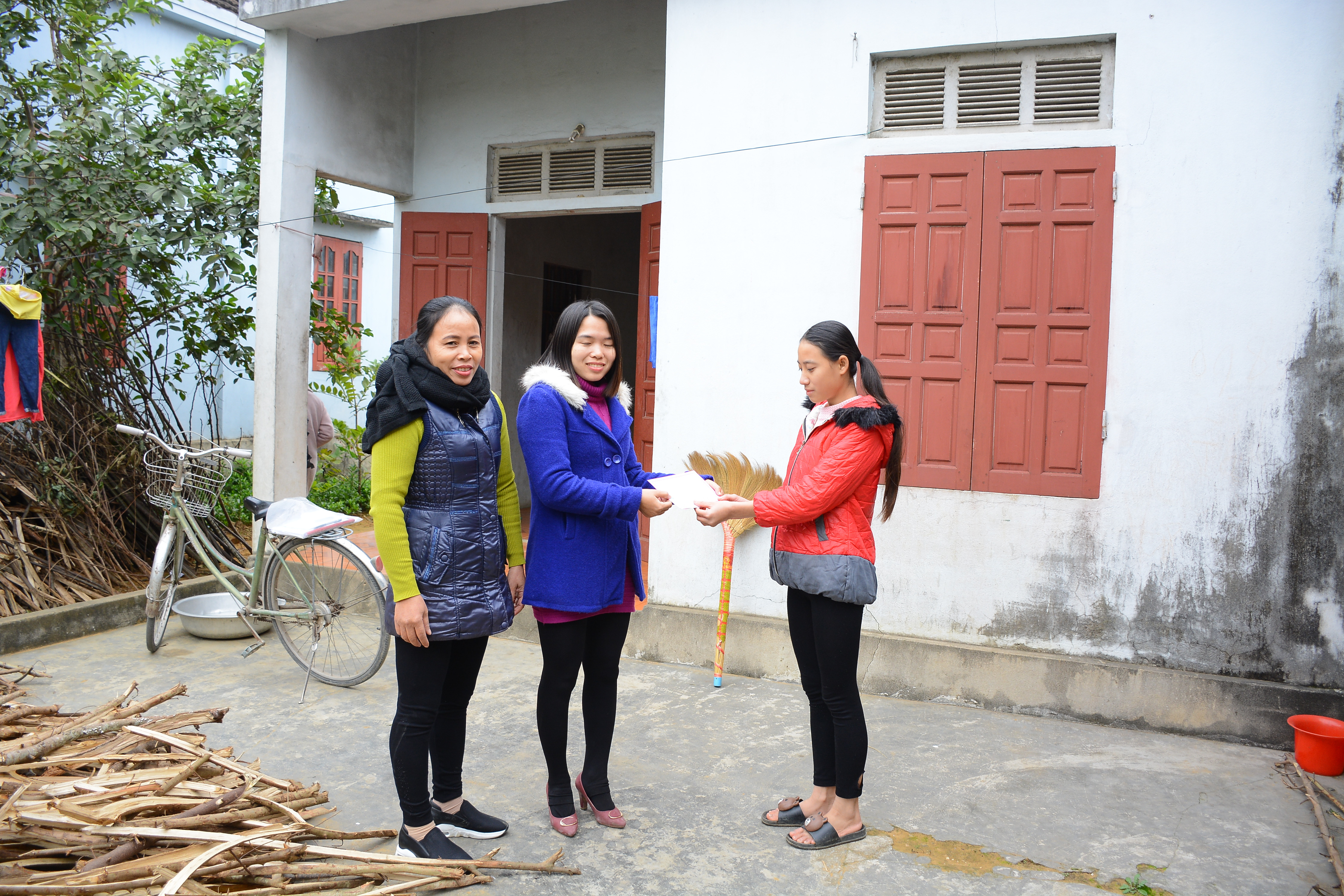 Cán bộ chính sách xã Diễn Kỷ (Diễn Châu) trao chứng nhận hộ nghèo cho người dân. Ảnh: Thu Giang