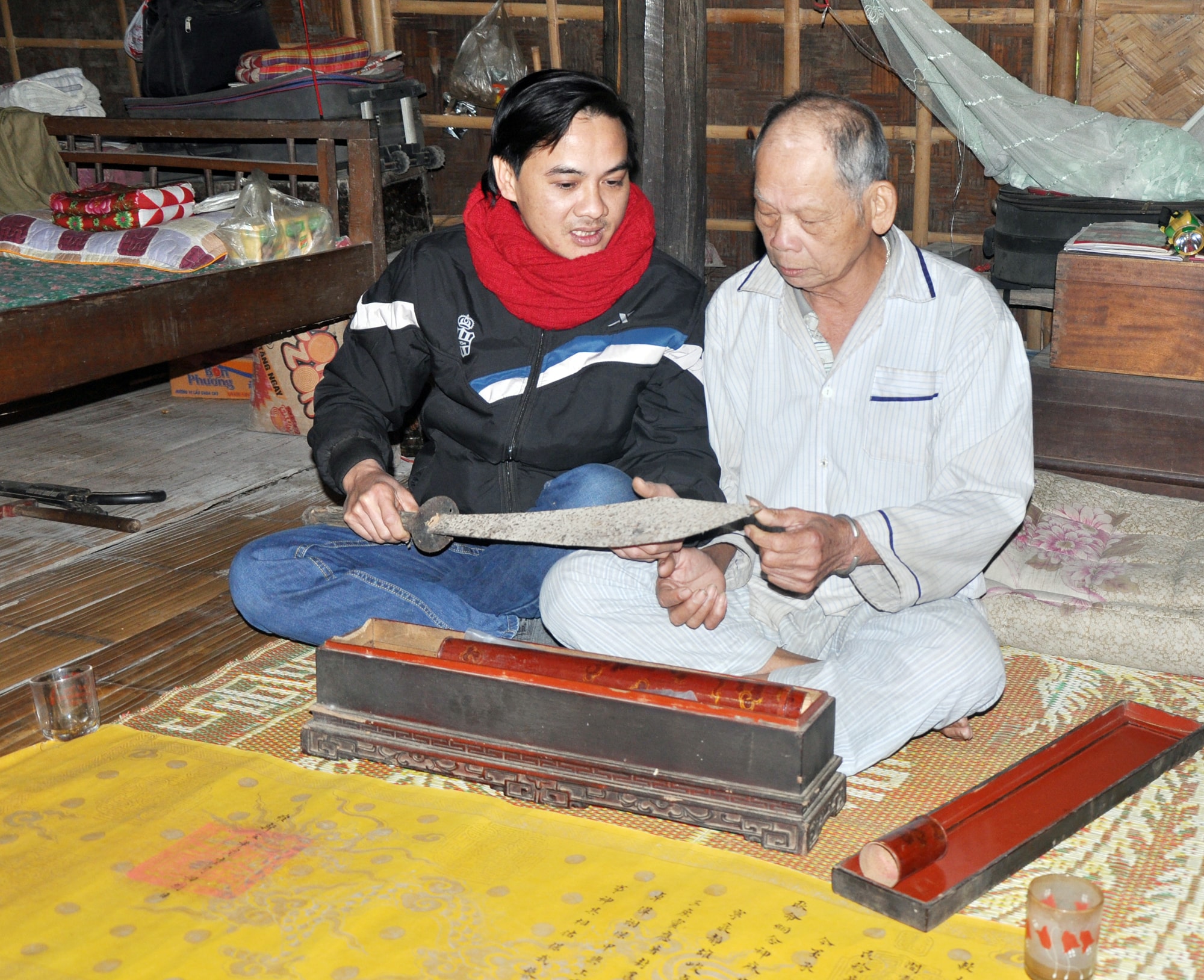 Những bảo vật này, ông Trương Công Xuân được các thế hệ trước giao lại và dặn dò trong bất cứ điều kiện và hoàn cảnh nào cũng phải lưu giữ. Hiện mong muốn lớn nhất của ông Xuân và người dân Kẻ Trằng là đền Trương Hán sớm được xếp hạng Di tích lịch sử - văn hóa, xứng đáng với công đức của tiền nhân, khơi dậy lòng tự hào cho thế hệ con cháu. Ảnh: Công Kiên
