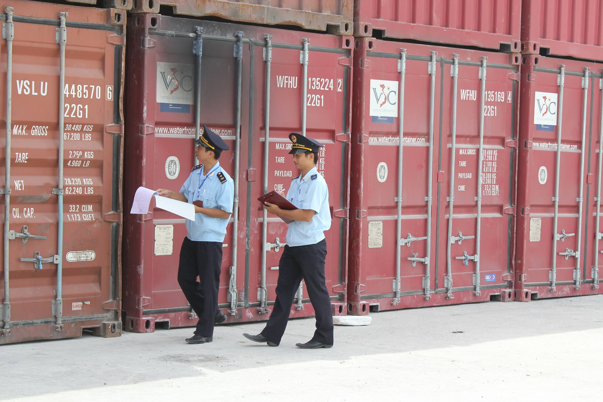 Kiểm tran hàng hóa XNK tại Cảng Cửa Lò. Ảnh Hoàng Vĩnh