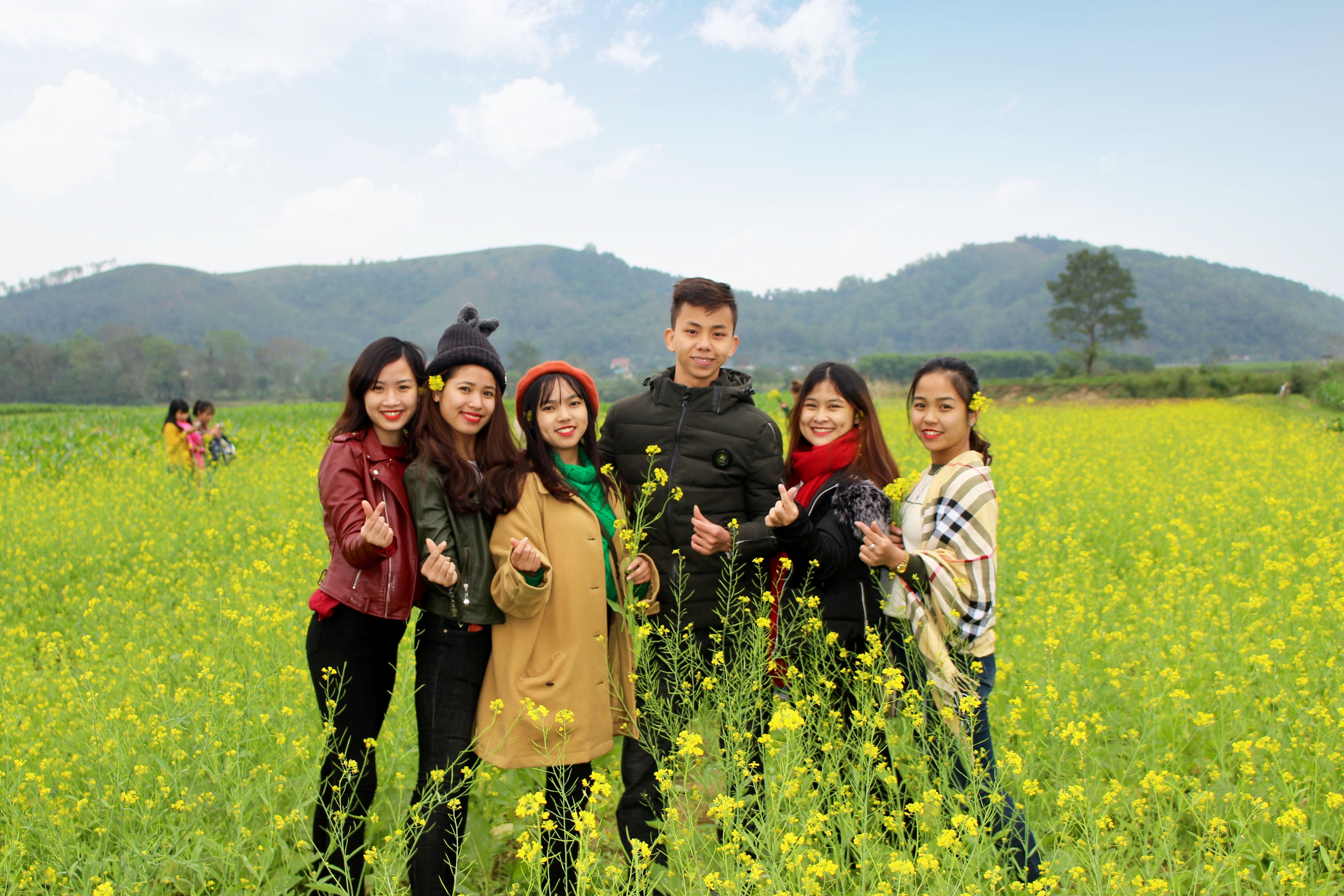 Nhiều nhóm bạn trẻ đã không quản gió rét, đường xa để về với đồng hoa. Bạn Nguyễn Thị Thanh, sinh viên năm cuối Trường Cao đẳng Sư phạm Nghệ An cho biết: Mặc dù trời rét nhưng nghe nói có cánh đồng hoa, bọn em liền rủ nhau đi. Vượt 50 km để đến đây, được trải lòng giữa đồng hoa là cảm thấy vui rồi, không phụ công bọn em tìm kiếm. Ảnh: Huy Thư
