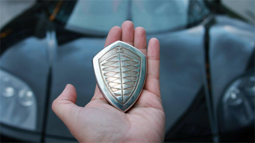 Chìa khóa trông giống một tấm khiên nhỏ của Koenigsegg.