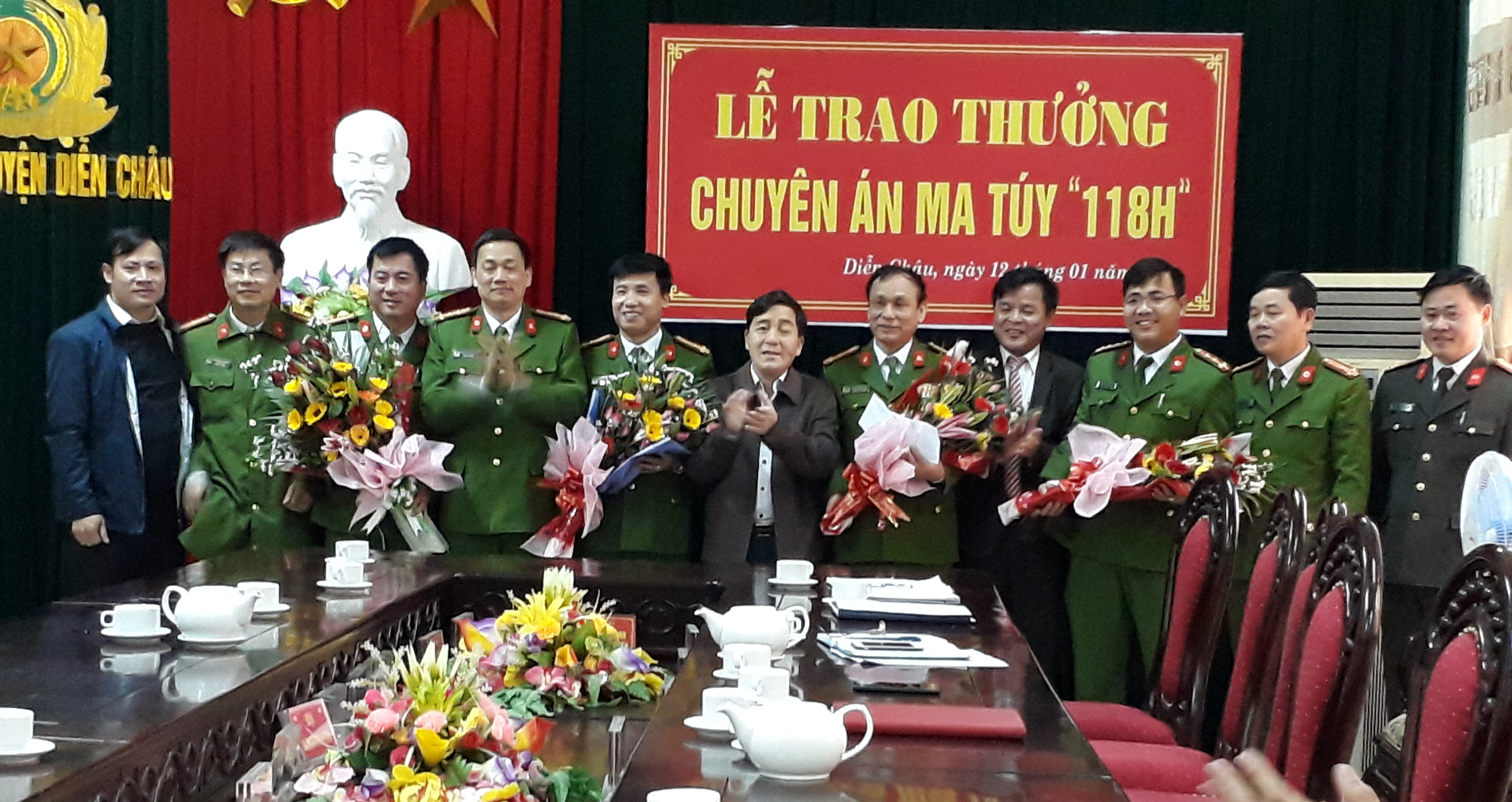Lãnh đạo Công an tỉnh, UBND huyện Diễn Châu trao thưởng cho Ban chuyên án. Ảnh: Mai Sao