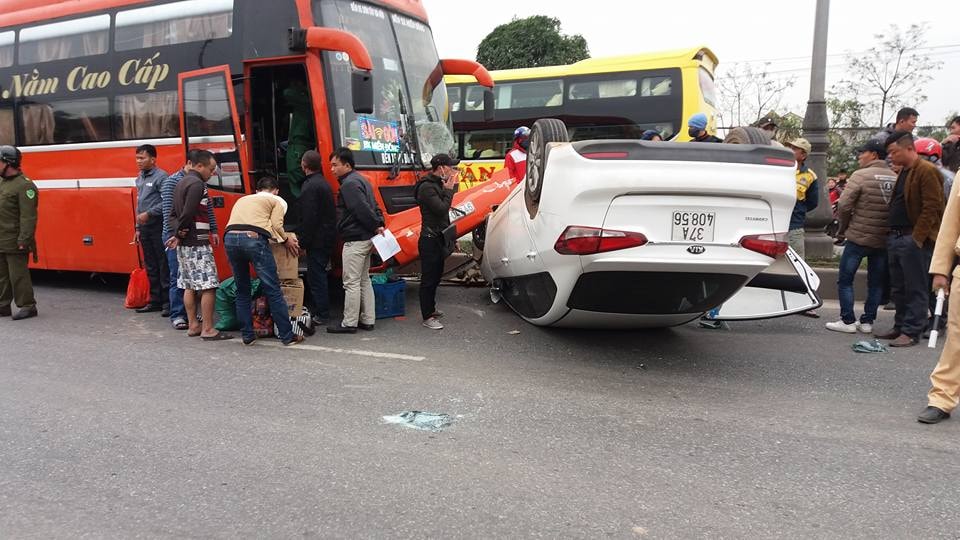Chiếc xe ô tô con lật phơi bụng sau cú va chạm. Ảnh: Đức Hiếu