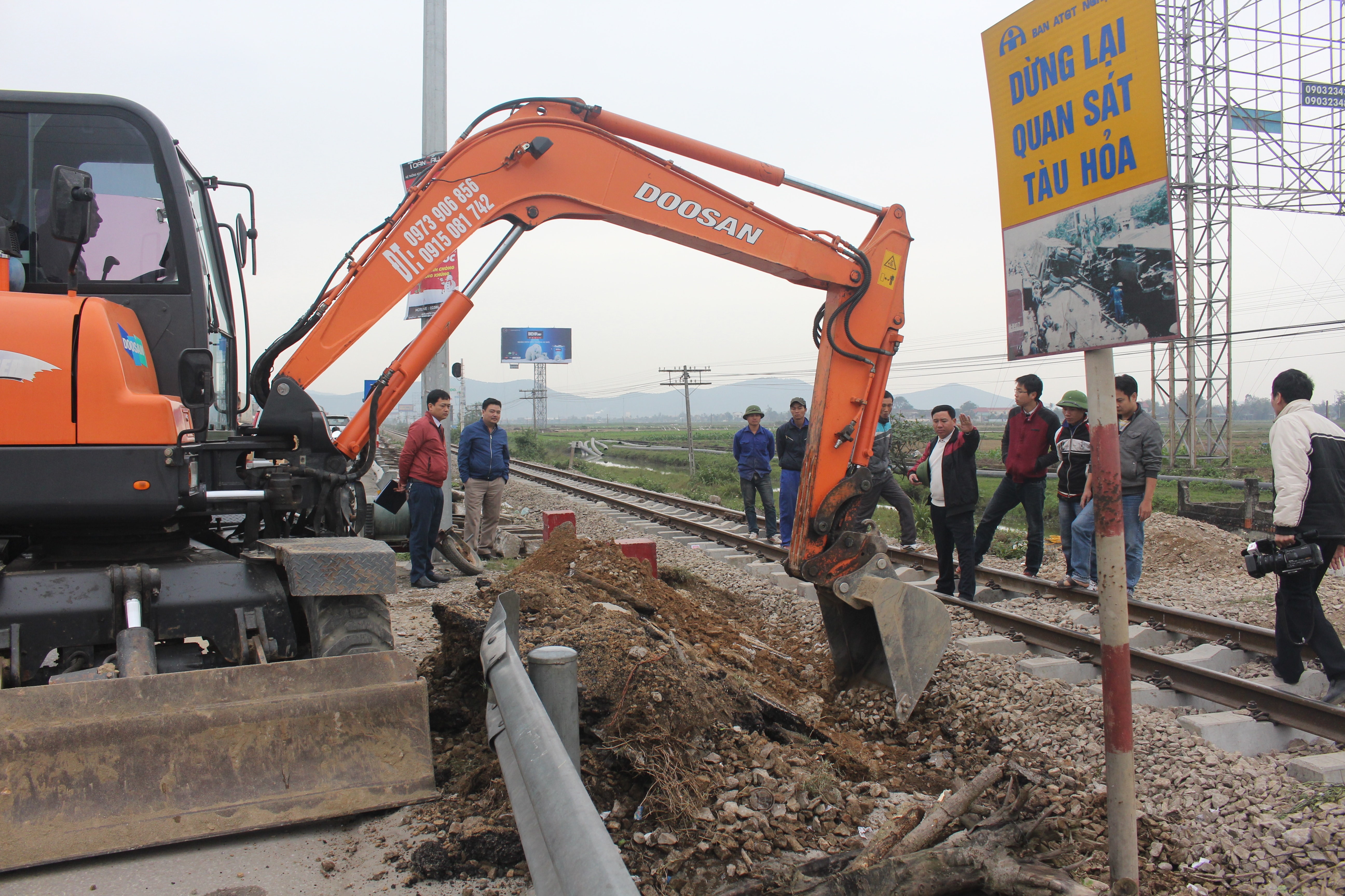 Tiến hành đóng lối đi dân sinh trái phép tại huyện Nghi Lộc. Ảnh: Phương Thảo