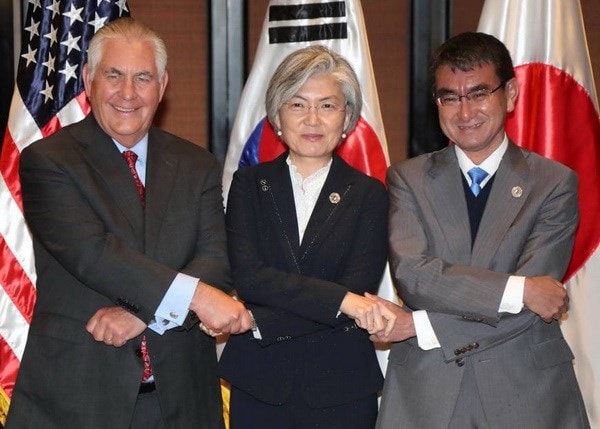 (Từ trái sang) Ngoại trưởng Mỹ Rex Tillerson, Ngoại trưởng Hàn Quốc Kang Kyung-wha (giữa) và Ngoại trưởng Nhật Taro Kono. (Nguồn: AFP)