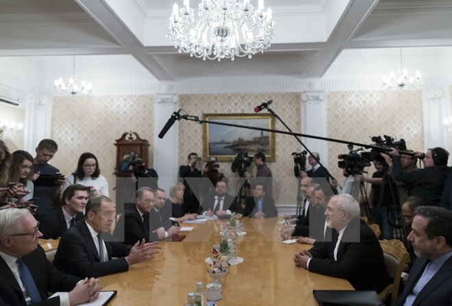 Ngoại trưởng Nga Sergei Lavrov (thứ 2, trái) và Ngoại trưởng Iran Mohammad Javad Zarif (thứ 2, phải) trong cuộc gặp tại Moskva ngày 10/1. (Nguồn: AFP/TTXVN)