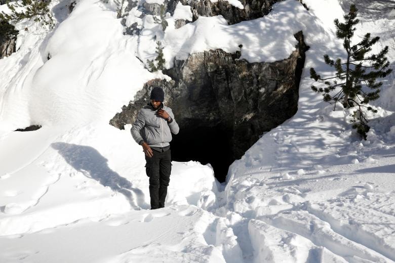 Một người nhập cư nghỉ ngơi sau khi băng qua một dãy núi Alps từ Ý sang Pháp, gần thị trấn Nevache ở đông nam nước Pháp.