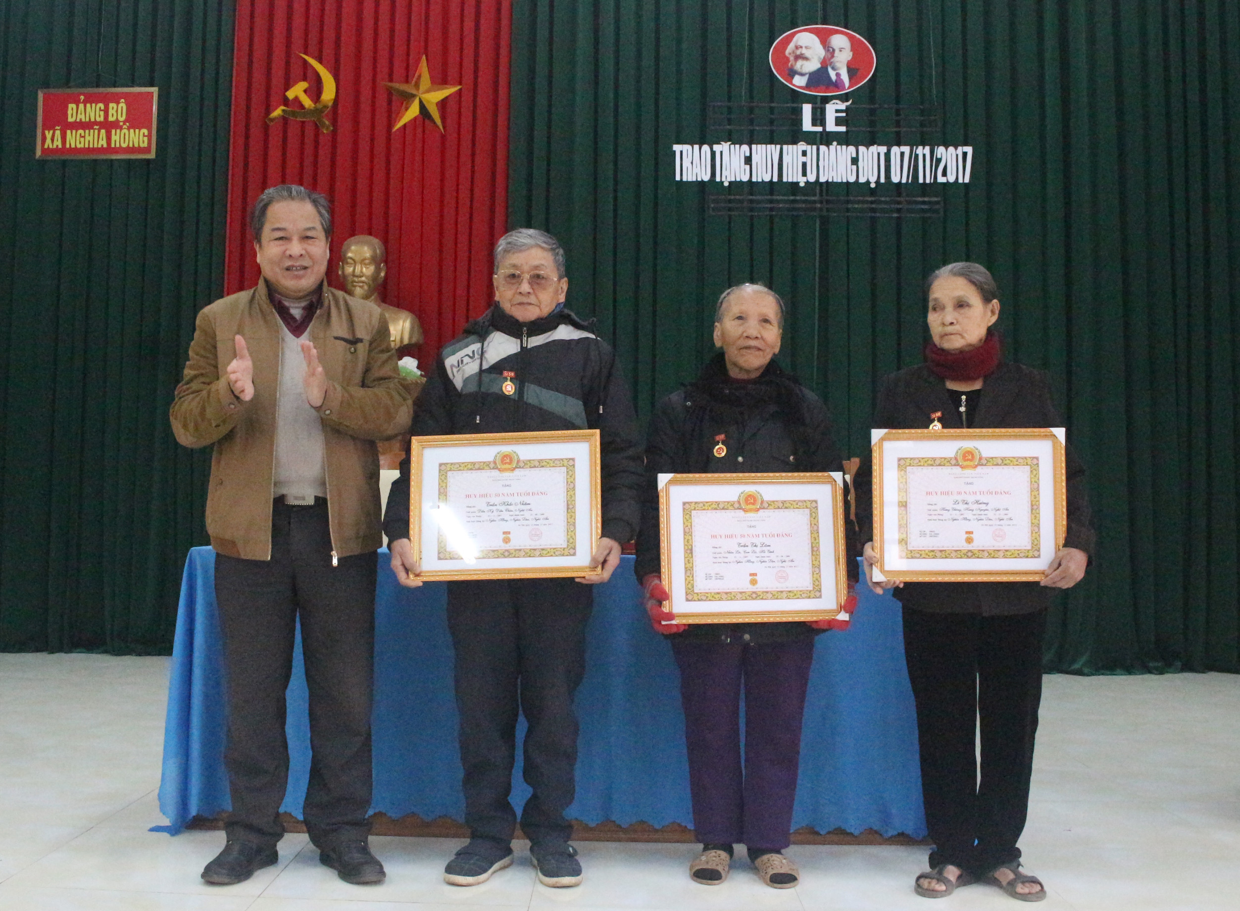 Đồng chí Lê Cảnh Đại – Ủy viên BTV, Trưởng Ban Dân vận Huyện ủy trao Huy hiệu Đảng cho các đảng viên. Ảnh: Thái Trường