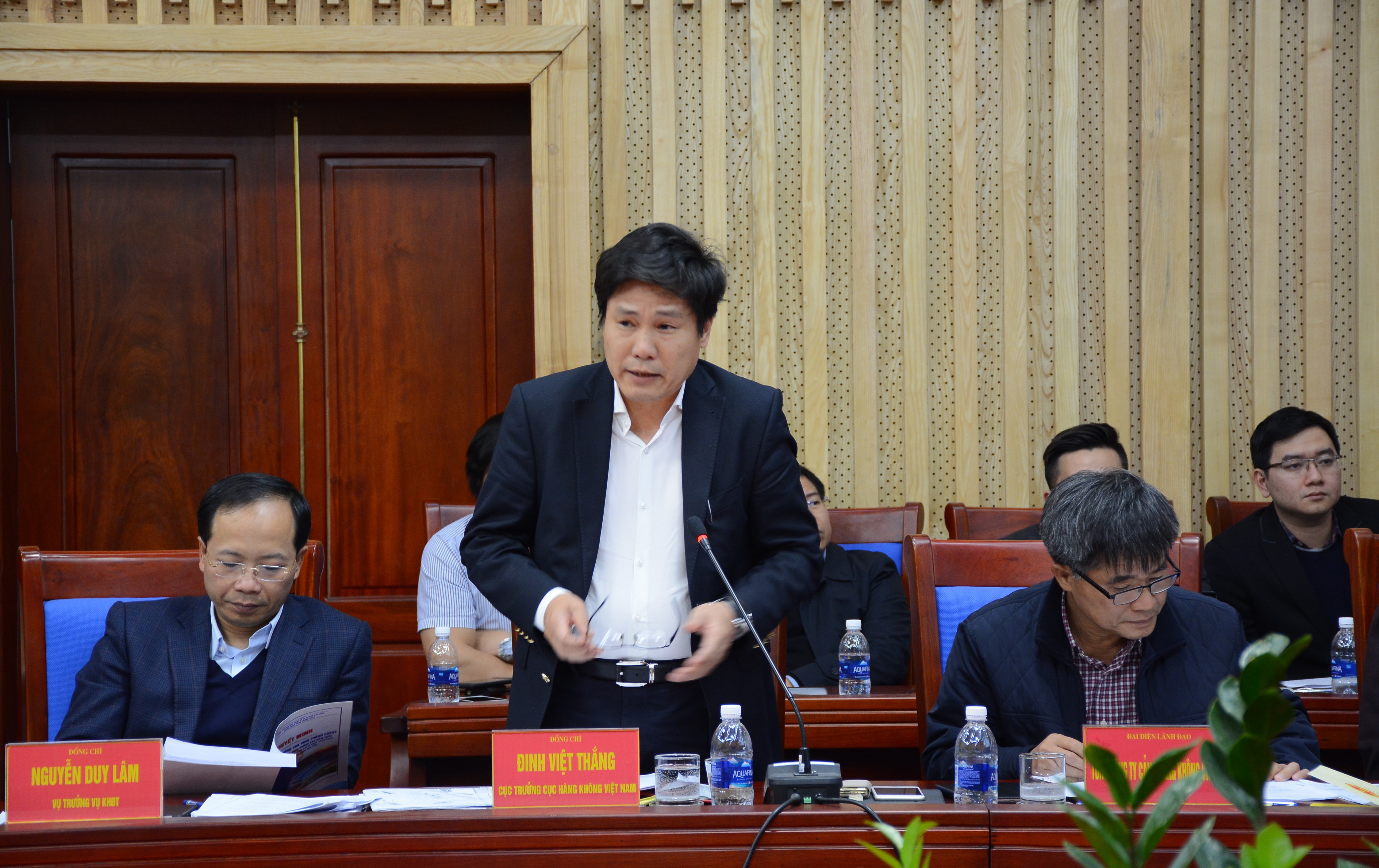Cục trưởng Cục Hàng không Việt Nam Đinh Việt Thắng cho rằng nên ưu tiên cải tạo nhà ga quốc tế đáp ứng nhu cầu hiện nay của Cảng Hàng không quốc tế Vinh. Ảnh: Thu Giang