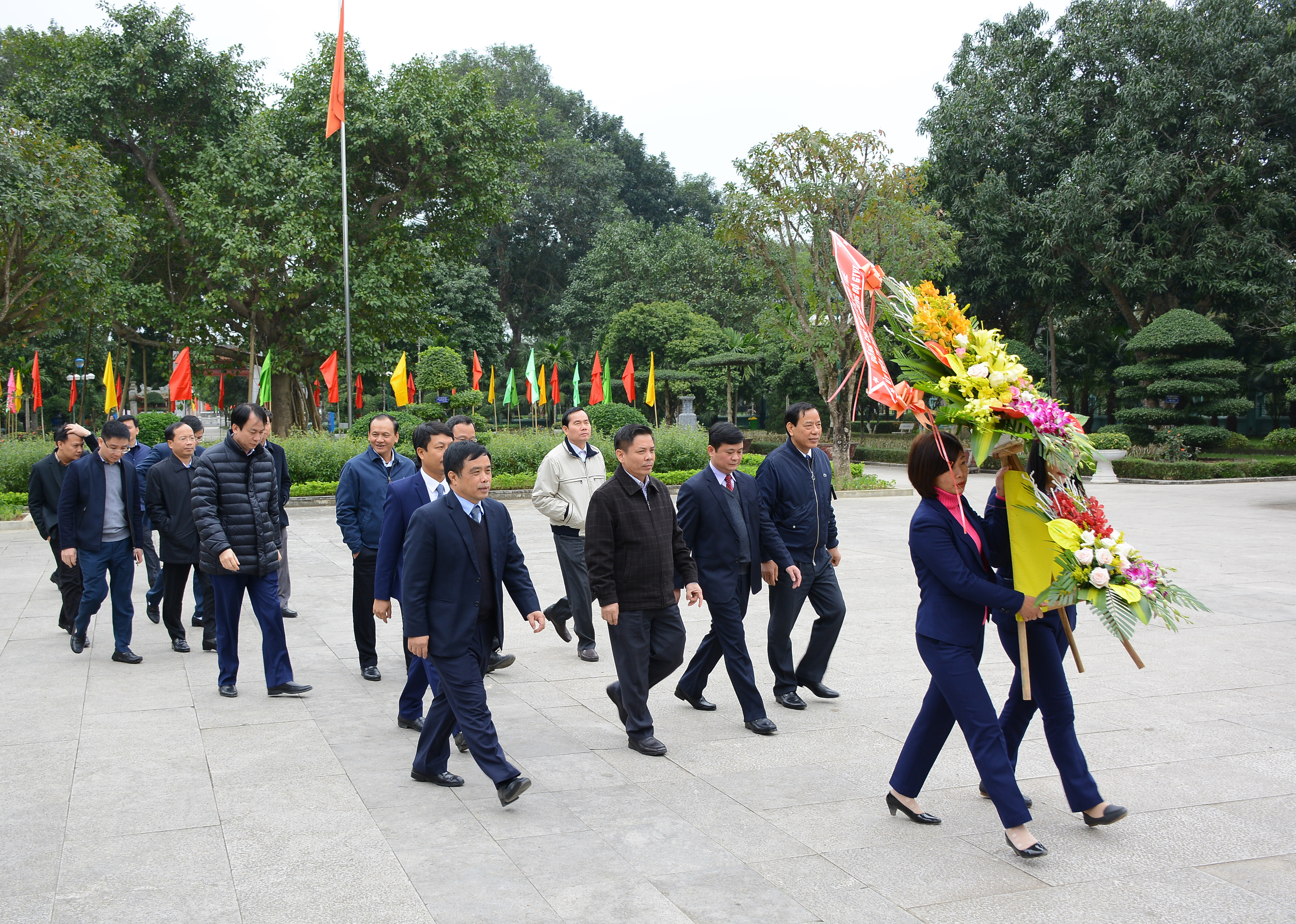 Đoàn công tác dâng hoa tại Khu di tích Kim Liên. Ảnh: Thu Giang