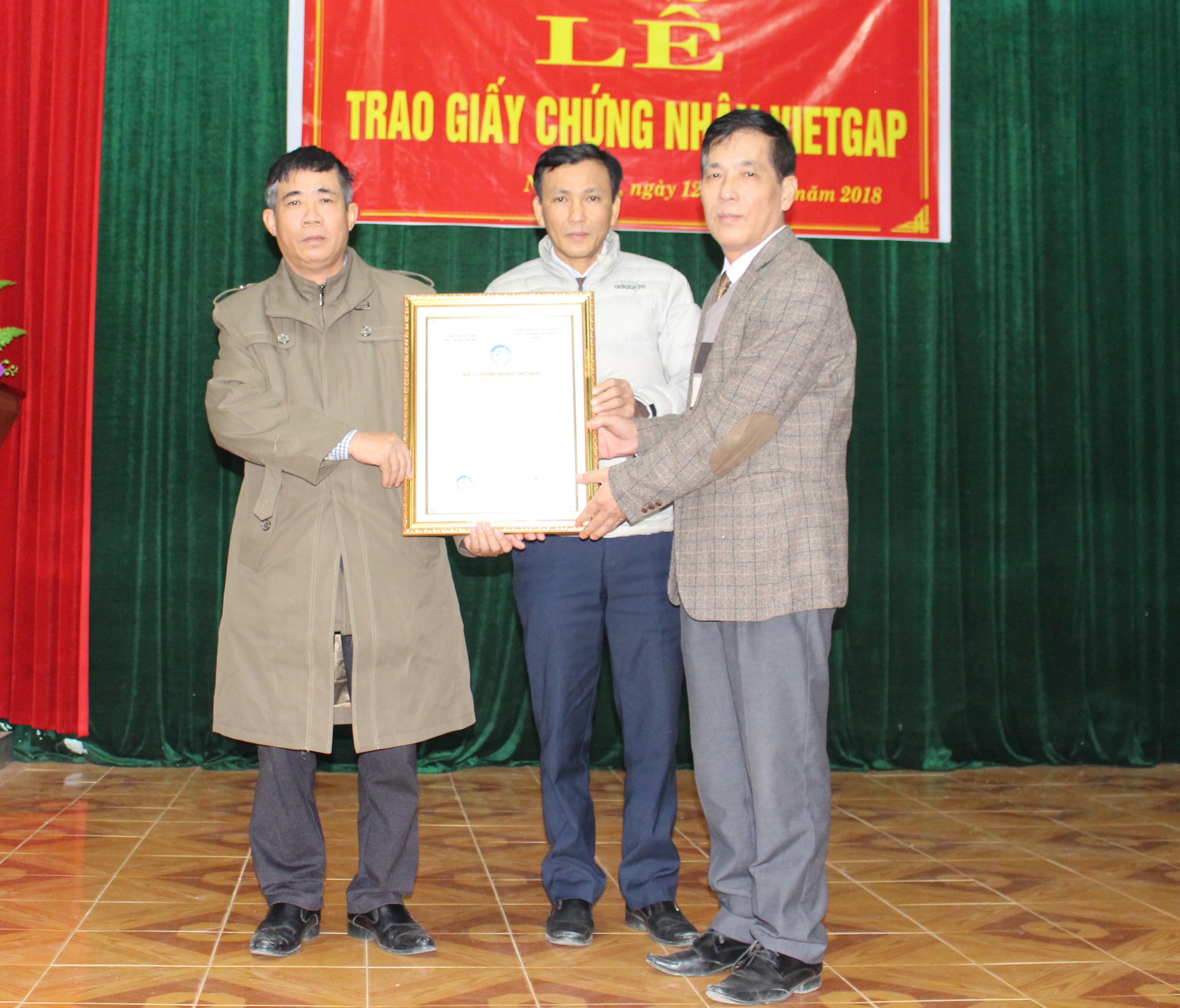 Lãnh đạo Chi cục Quản lý chất lượng Nông lâm sản và Thủy sản Nghệ An trao Giấy chứng nhận VietGAP cho HTX dịch vụ nông nghiệp xã Nghi Lâm. Ảnh: Nhật Tuấn