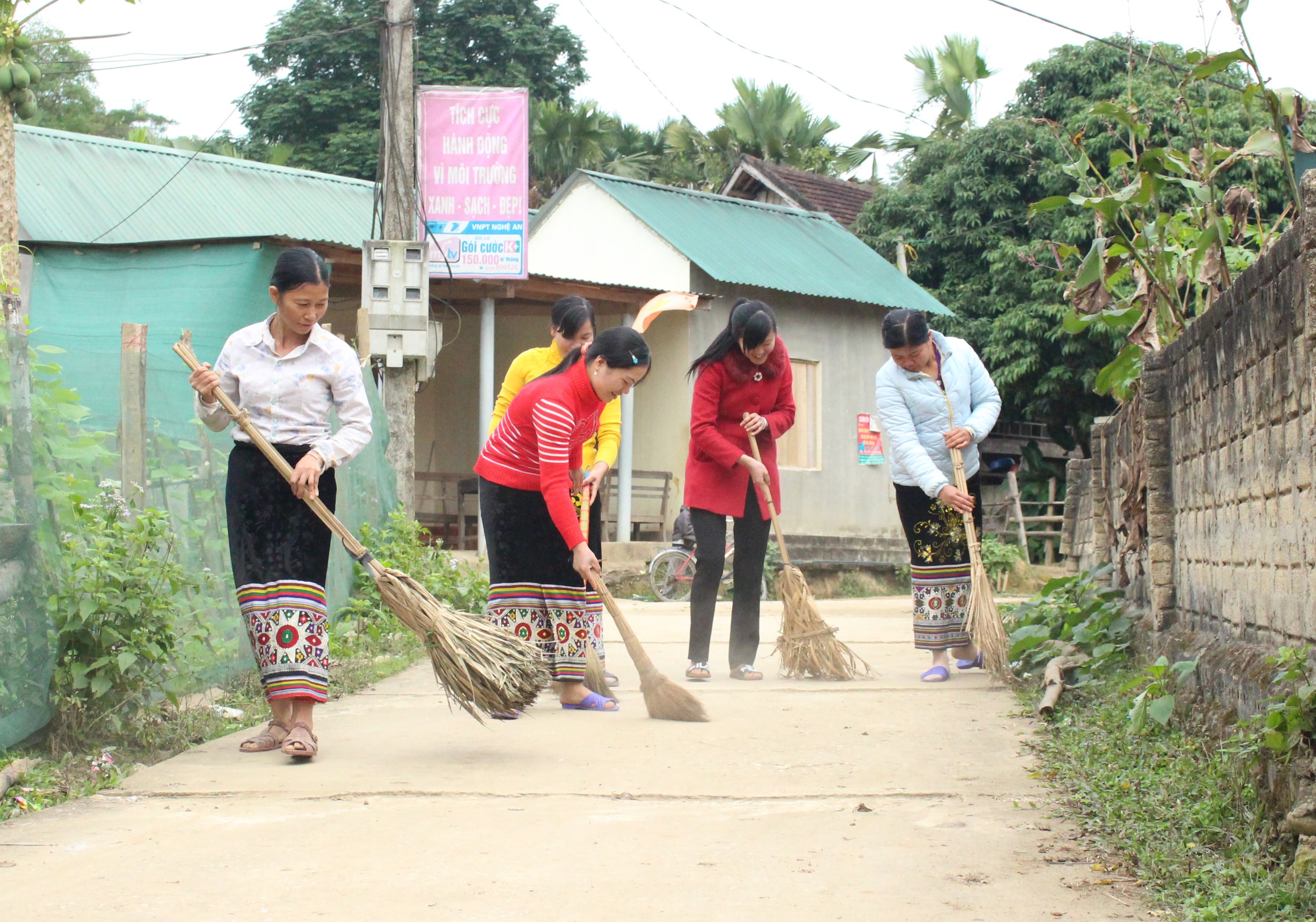 Chị em phụ nữ bản dành thời gian vệ sinh làng bản mỗi tuần. Ảnh: Lương Nga