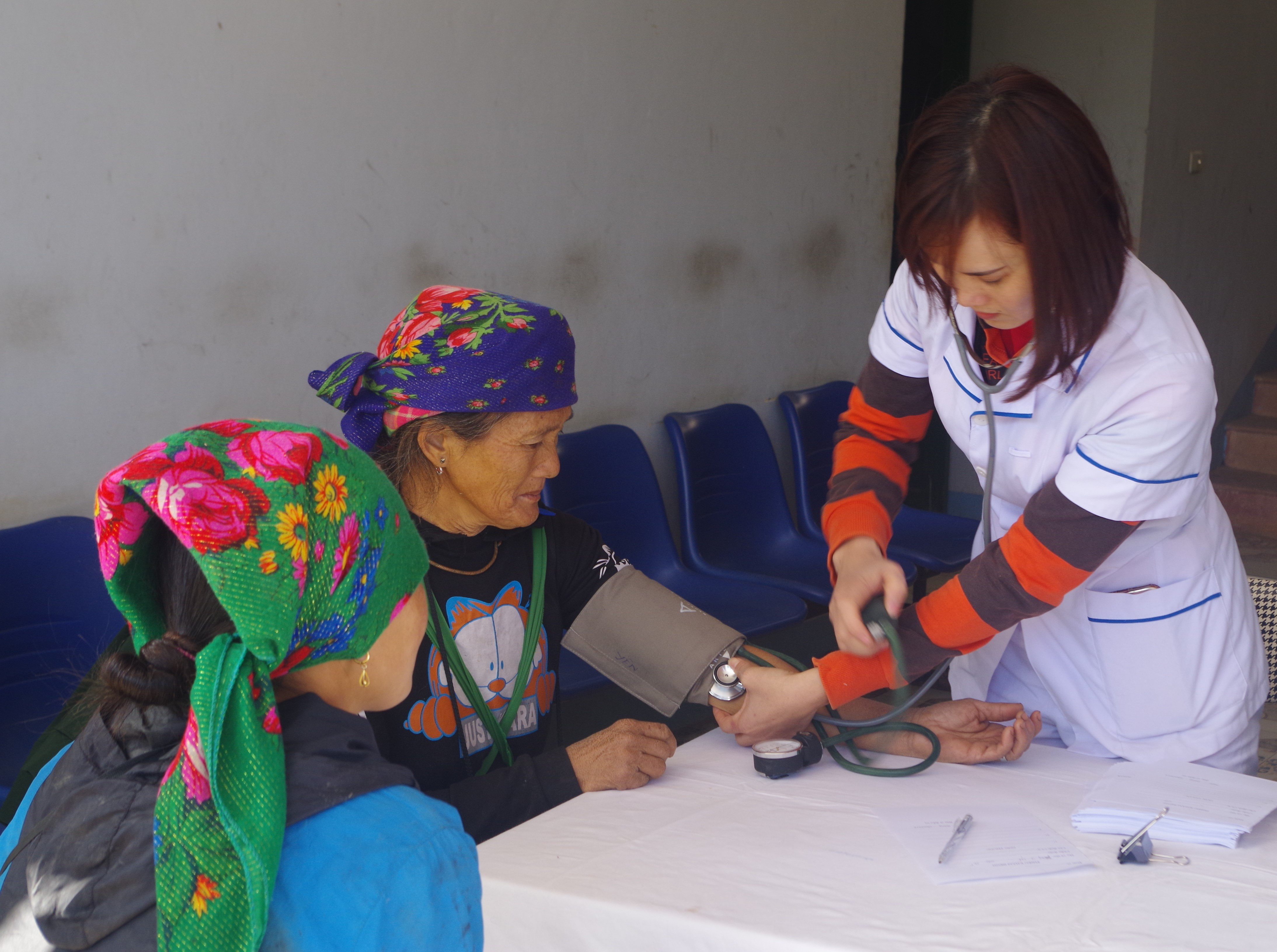 Khám bệnh miễn phí cho bà con xã biên giới Na Ngoi, huyện Kỳ Sơn. Ảnh: Phương Linh