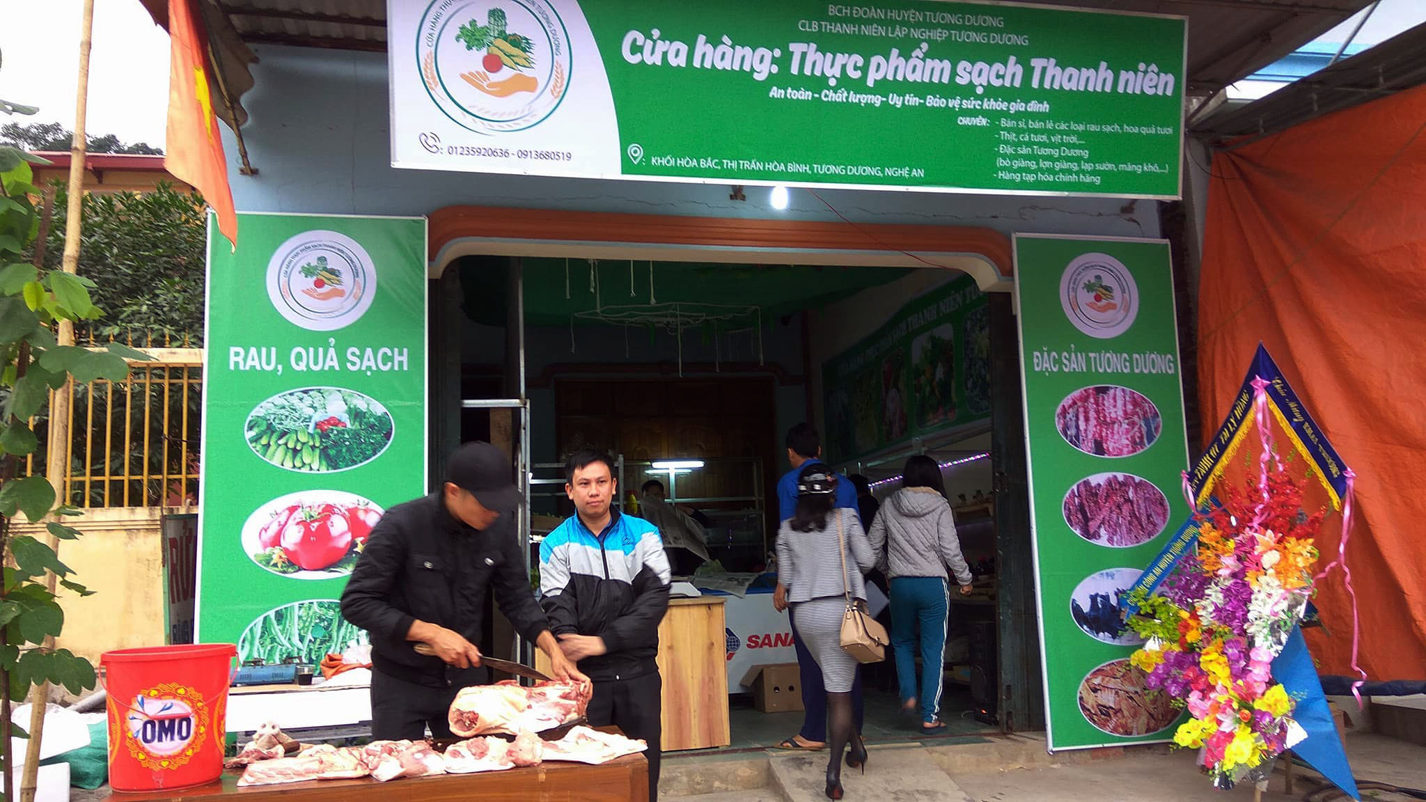 Cửa hàng Thực phẩm sạch của đoàn viên thanh niên huyện Tương Dương trong ngày đầu khai trương. (Ảnh : Hữu Vi)