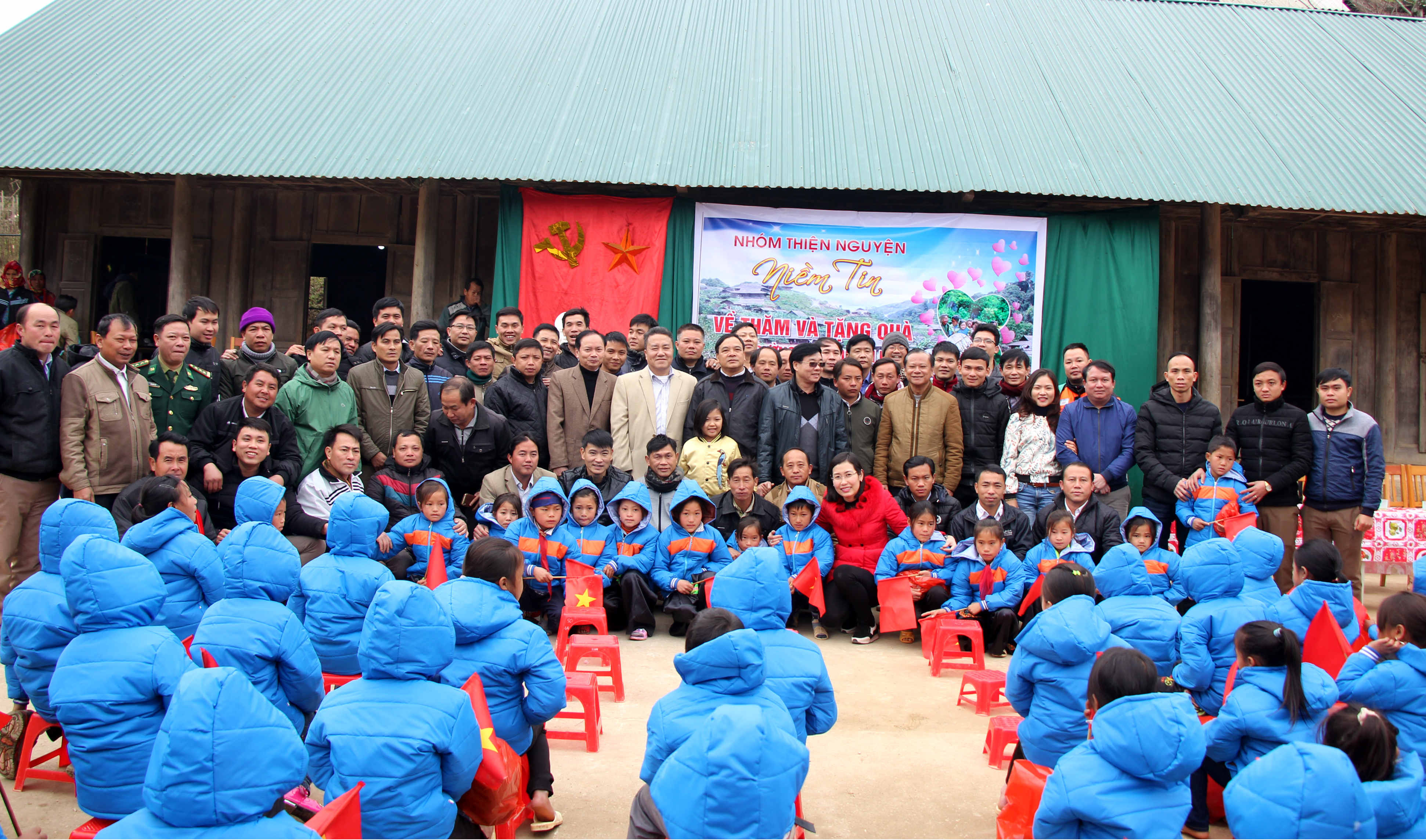 Các thầy cô và các vị khách cũng muốn lưu lại những khoảnh khắc nơi ngôi trường vùng biên giới rẻo cao, 100% học sinh người Mông.