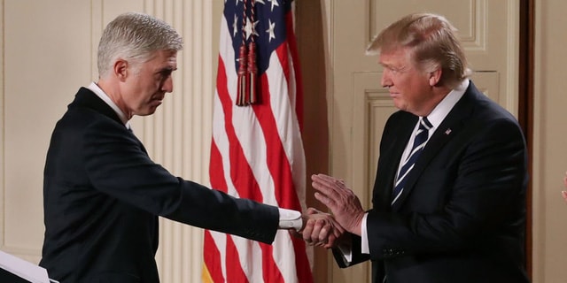 Cái bắt tay gây ấn tượng thứ 2 của ông Trump là trong cuộc gặp với Neil Gorsuch, ứng viên Thẩm phán Tòa Tối cao của Mỹ. Ngày 31/1, ông Trump chính thức đề cử ông Gorsuch vào vị trí còn khuyết trong tòa Tối cao. Sau bài phát biểu, hai người bắt tay đầy nồng ấm.