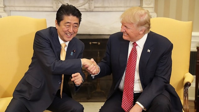 cảnh bắt tay kỳ lạ của Tổng thống Mỹ Donald Trump với Thủ tướng Nhật Shinzo Abe sau cuộc hội đàm tại Nhà Trắng ngày 10/2 đã lan truyền trên mạng xã hội với tốc độ chóng mặt.