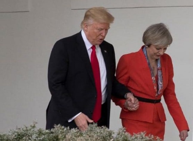 Hình ảnh ông Trump tiếp xúc với Thủ tướng Anh Theresa May. Khi đi bộ dọc theo hàng cột của Nhà Trắng, Tổng thống Mỹ trong khi trò chuyện đã vỗ vỗ vào tay bà theo kiểu trấn an. Người ta bình luận rằng, chính trị gia người Anh đã rất cố gắng che giấu sự ngạc nhiên của bà.