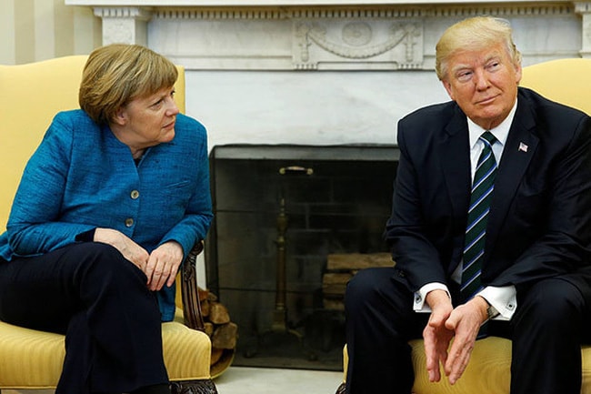 Trong cuộc gặp gỡ tại Phòng Bầu dục giữa Tổng thống Donald Trump và Thủ tướng Đức Angela Merkel, giới báo chí lại một lần nữa được chứng kiến nghệ thuật bắt tay 