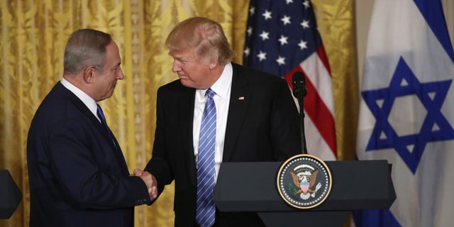  ông Trump tiếp tục gặp gỡ Thủ tướng Israel Benjamin Netanyahu vào ngày 15/2. Cái bắt tay giữa Tổng thống Mỹ với nhà lãnh đạo nhà nước Do Thái diễn ra trong vài giây ngắn ngủi nhưng việc kéo đối tác về phía mình cho thấy ông Trump muốn thể hiện quyền lực, Wood nhận định.