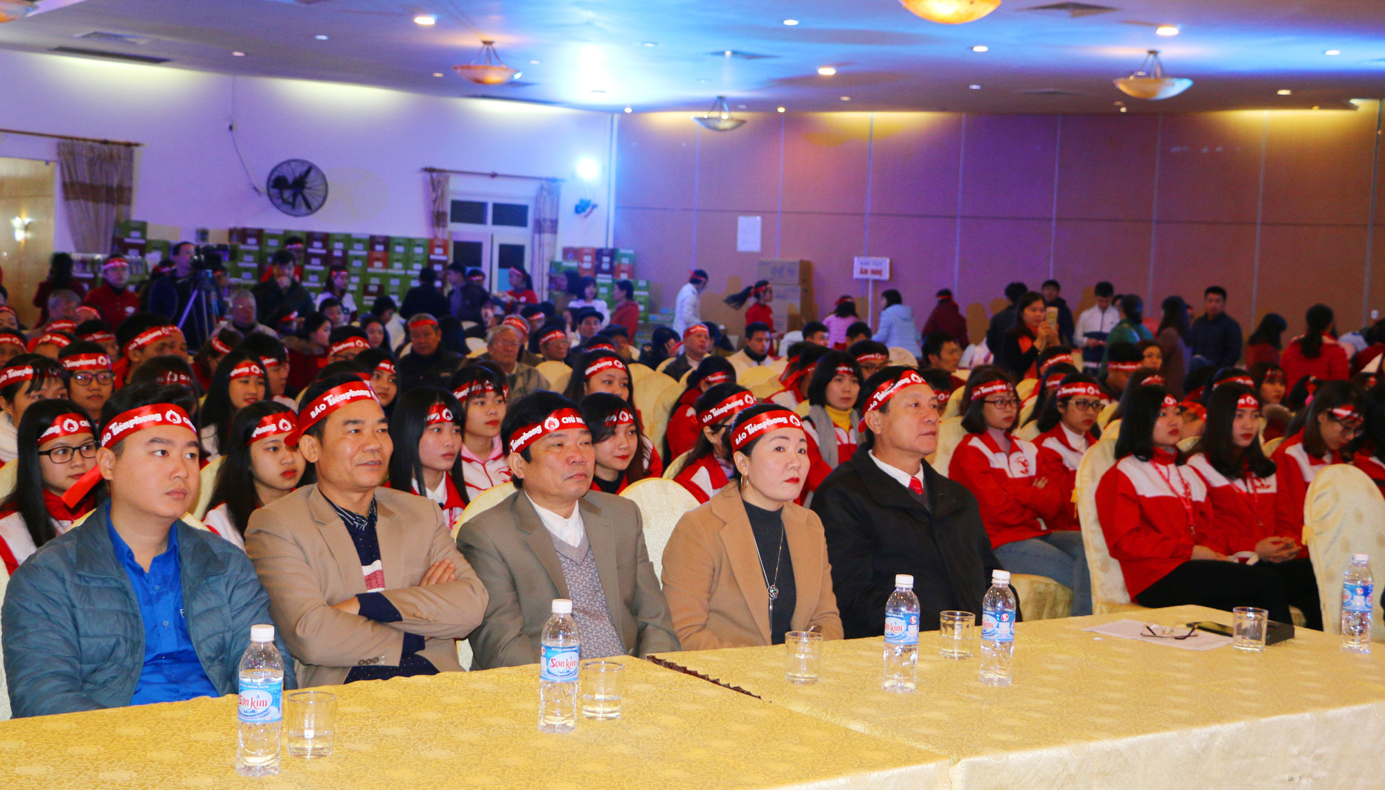 Đông đảo đại biểu đại diện cho lãnh đạo tỉnh, UBND thành phố Vinh và các đơn vị đến dự lễ hộ Chủ nhật đỏ. Ảnh: Nguyễn Hải