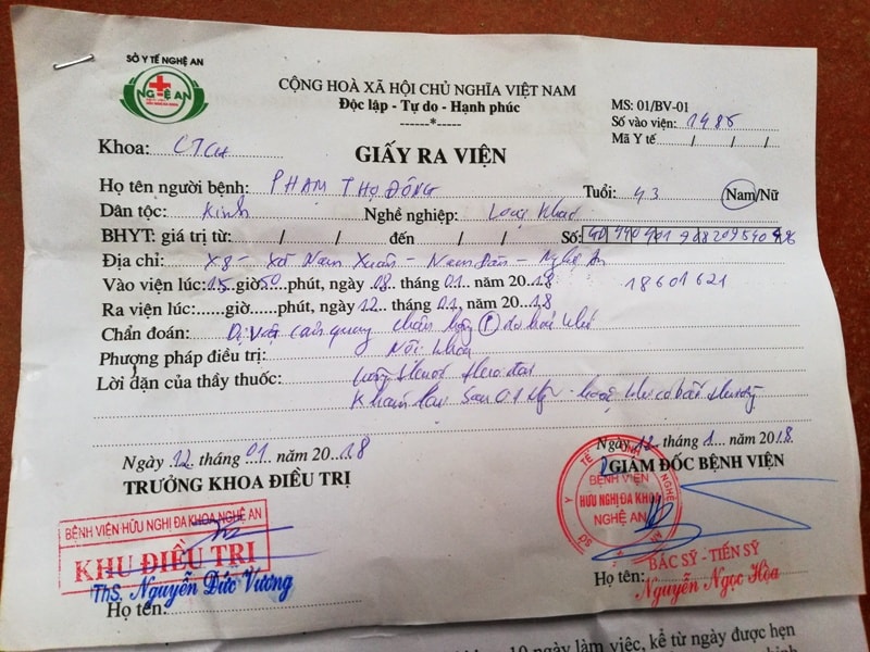Giấy ra viện của anh Đông. Ảnh: Khánh An