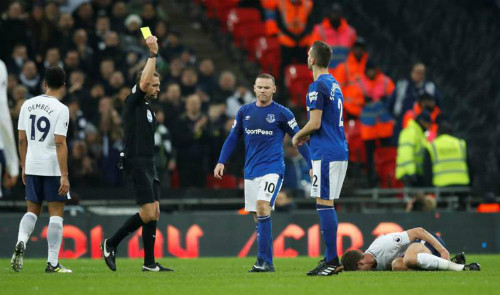 Rooney nhận thẻ vàng trong thất bại của Everton. Ảnh: Reuters.
