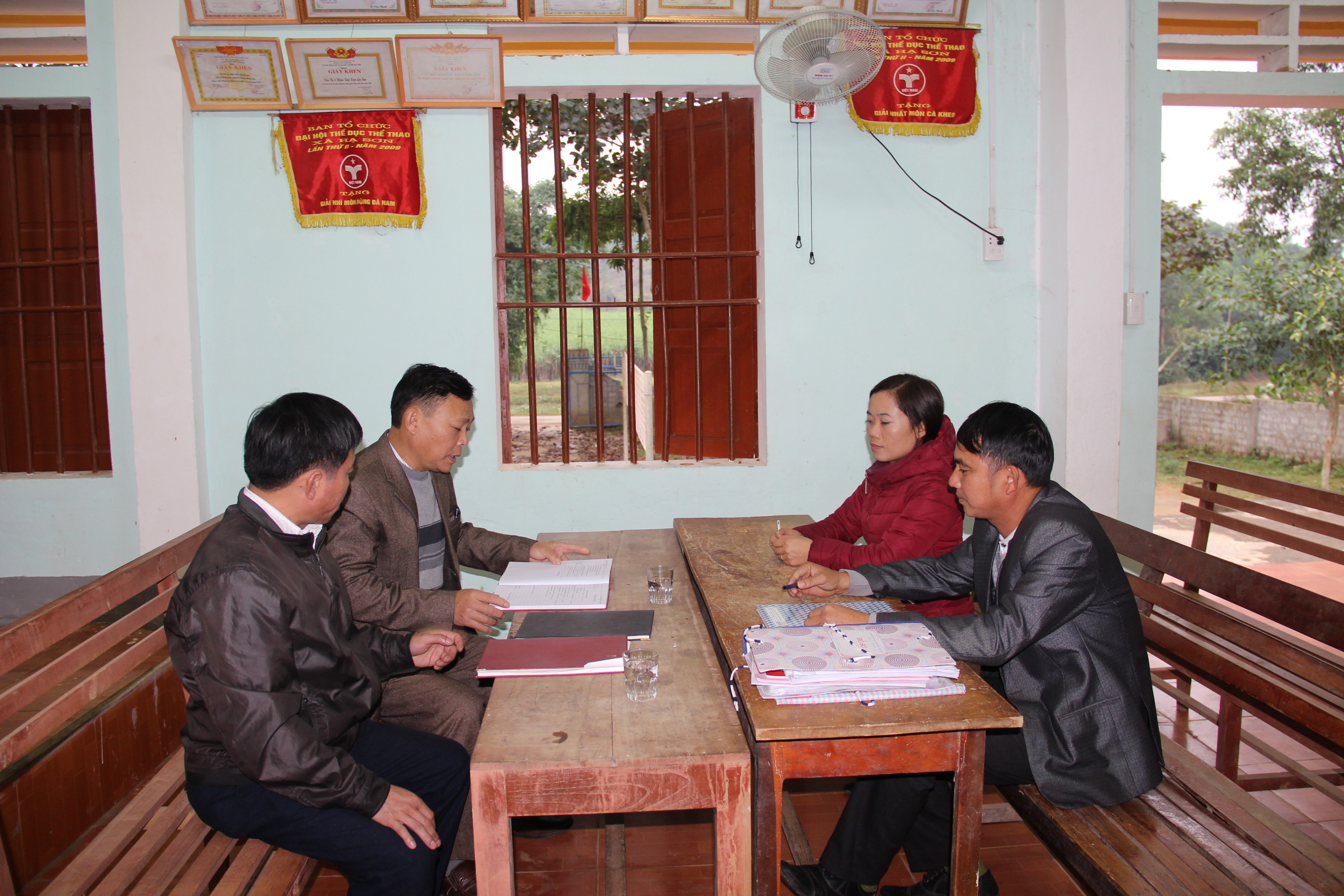 Lãnh đạo Đảng ủy xã Hạ Sơn (Quỳ Hợp) kiểm tra, giám sát thực hiện các Nghị quyết Đại hội tại Chi bộ xóm Lộc Sơn. Ảnh: Hoài Thu