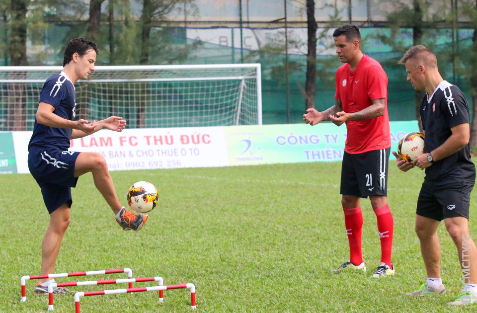 Sau khi có mặt ở đại bản doanh của CLB Bóng đá TP. Hồ Chí Minh, tiền vệ Rodrigo Possebon đã có buổi tập riêng với chuyên gia thể lực Martin Forkel. Đáng nói, quyền chủ tịch Lê Công Vinh tiết lộ rằng anh tuyển chọn ngoại binh mà không cần thử việc.