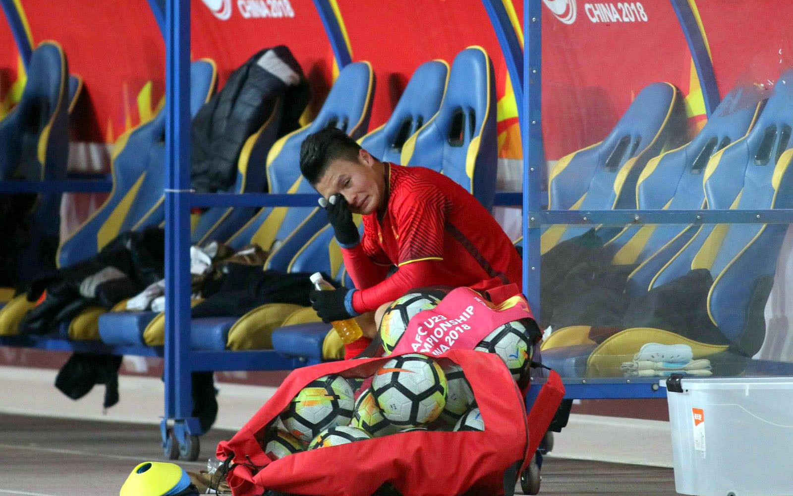 Gọt nước mắt hạnh phúc của tiền vệ Quang Hải sau trận thắng U23 Australia trong khi các đồng đội đang ăn mừng. Ảnh: Tuấn Hữu
