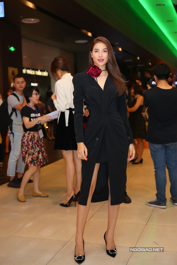 Khi chán các mẫu váy đuôi cá dài quét đấy, Phạm Hương lại chọn váy đen với đường xoắn vải tinh tế, phom dáng hiện đại theo đúng nhịp điệu thời trang thế giới.