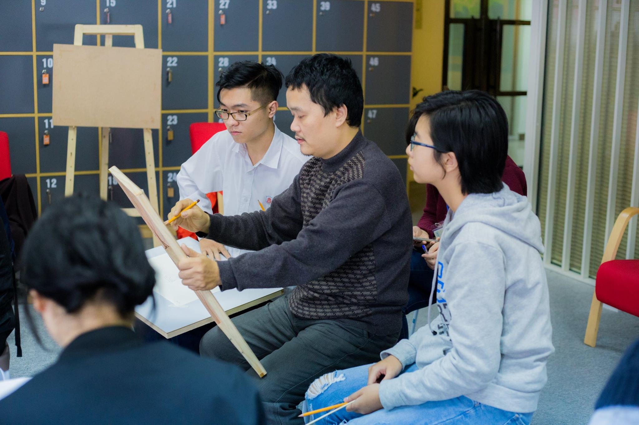 Nguyễn Doãn Sơn hướng dẫn học trò vẽ. Ảnh P.V