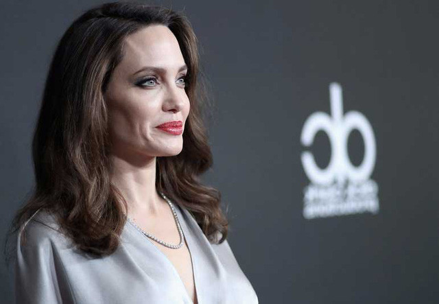 Nữ diễn viên Angelina Jolie đã phẫu thuật cắt bỏ hai bên ngực sau khi xét nghiệm dương tính với đột biến BRCA1