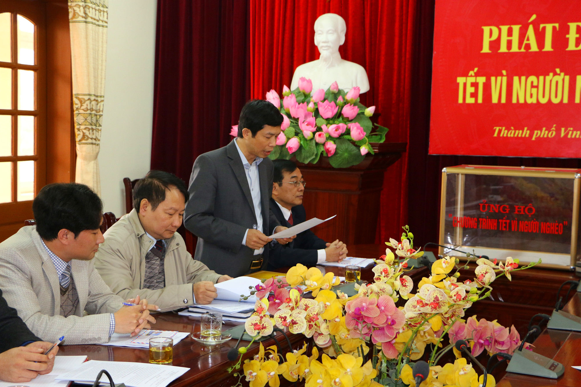 Ông Vương Quang Minh -Phó Chủ tịch UB MTTQ tỉnh đọc Thư kêu gọi ủng hộ Tết vì người nghèo của Bí thư Tỉnh ủy. Ảnh: Nguyễn Hải