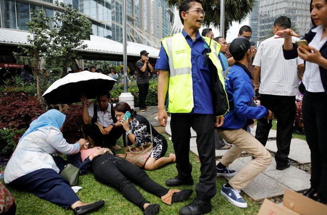 Người bị thương được chăm sóc bên ngoài Sở giao dịch chứng khoán Indonesia ở Jakarta ngày 15/1.  Ảnh: Reuters