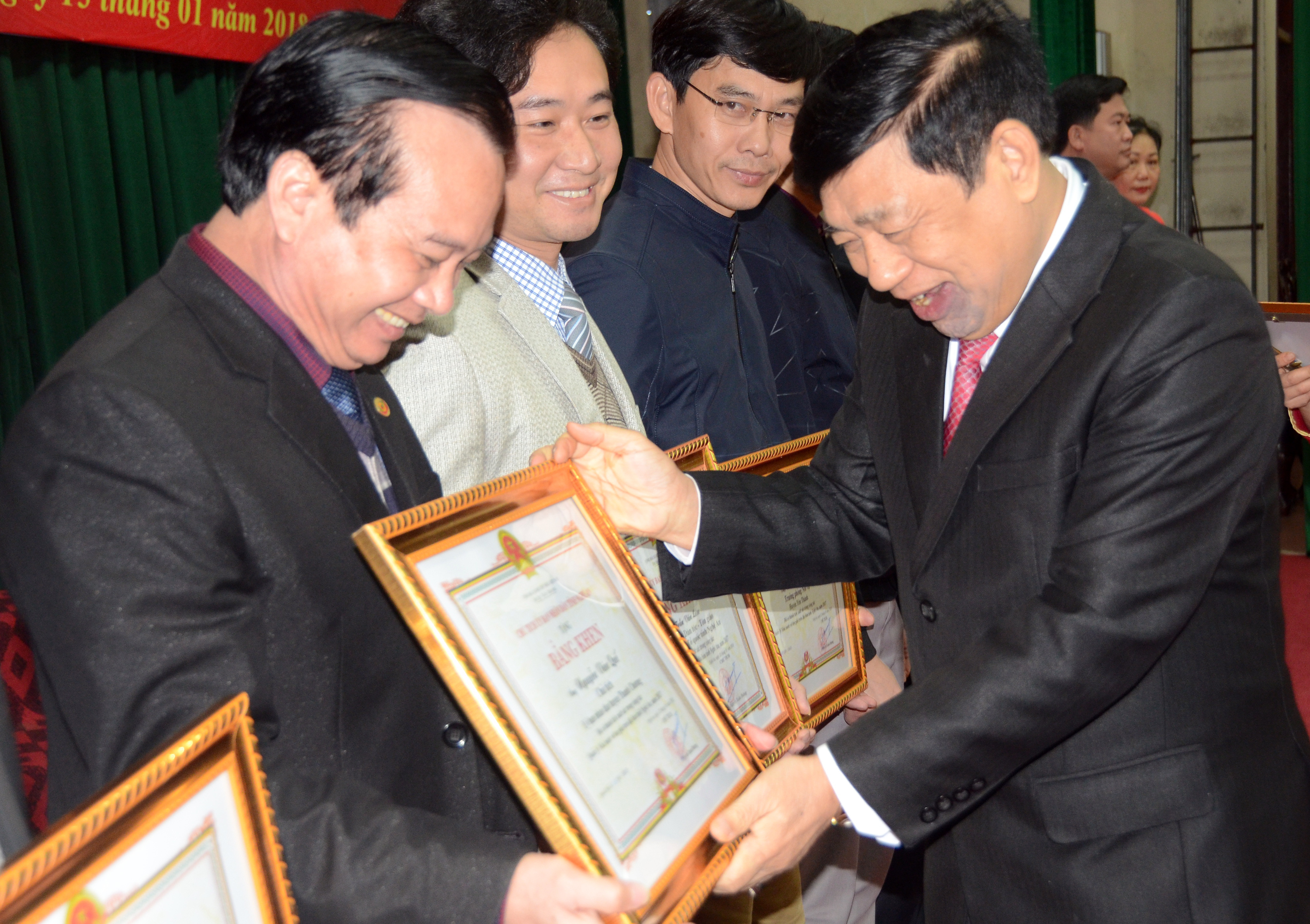 Chủ tịch UBND tỉnh Nguyễn Xuân Đường tặng bằng khen cho 10 tập thể, 15 cá nhân có thành tích xuất sắc trong công tác tôn giáo năm 2017. Ảnh: Thành Chung